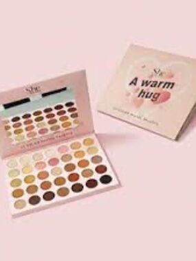 A WARM HUG 35 COLOR EYESHADOW PALETTE